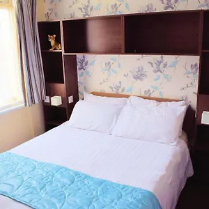 2* Hotel The Clarendon Showtel